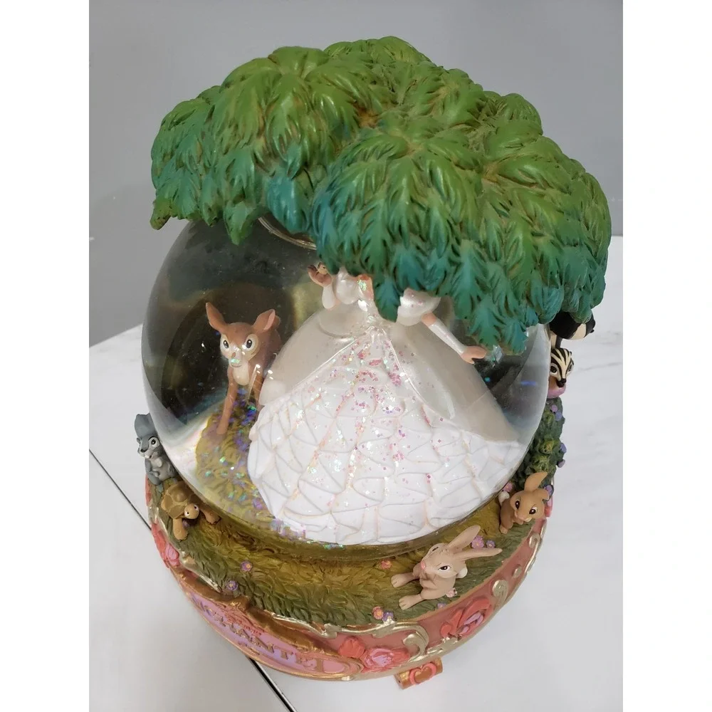 Disney Enchanted‎ Snow Globe With Giselle And Animal Friends